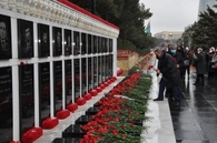 Azerbaijanis Honor Memories of Fallen Heroes of January 20 Events