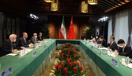 Iranian, Chinese Ministers Discuss Deepening Economic Ties