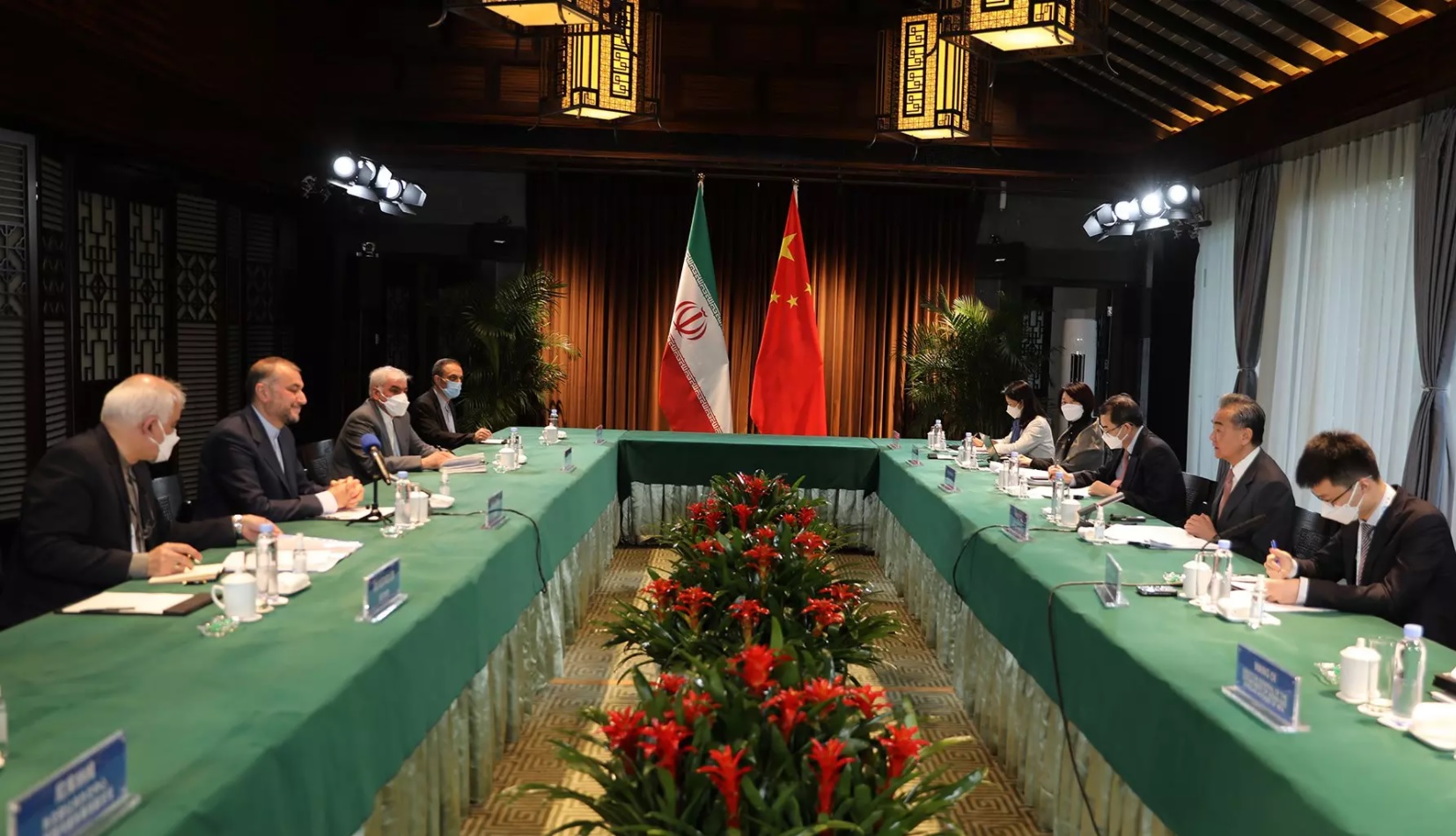 伊朗和中国部长讨论深化经济联系