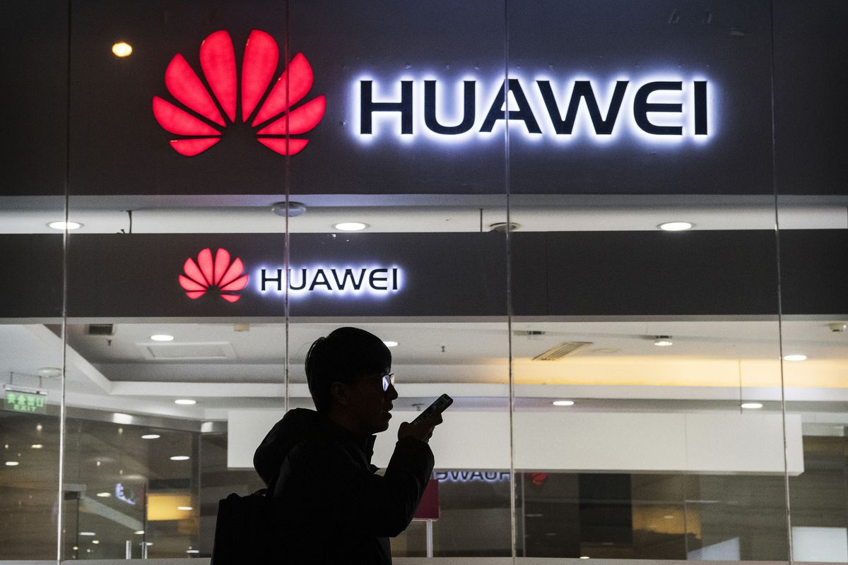 Магазины Huawei в России прекращают продавать товары посетителям